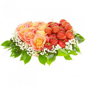 Букет Сердце из 11 роз и клубники