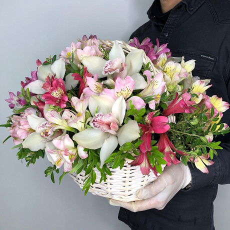 Эстетичный внешний вид корзины с свежими цветами орхидеи и альстромерии - Фото 5