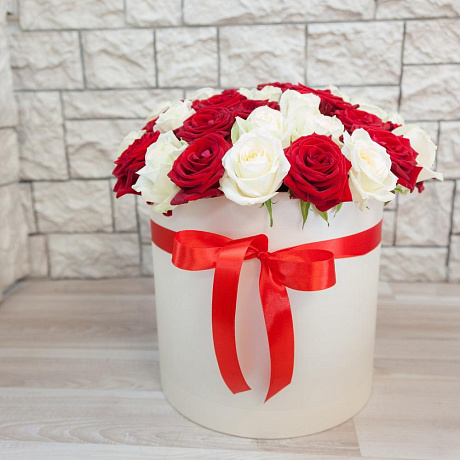 Коробка из 51 красной и белой розы - Фото 4