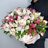 Эстетичный внешний вид корзины с свежими цветами орхидеи и альстромерии - Фото 5