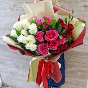 Букет из 25 роз микс в дизайнерской упаковке