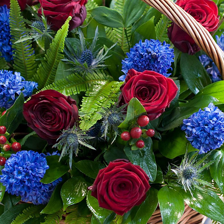 Корзина из красных роз и синих гиацинтов - Фото 3