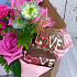 Композиция из роз, дельфиниума, ромашки и печенья Love - Фото 3
