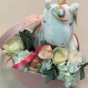 Коробка со спящим единорогом и цветами