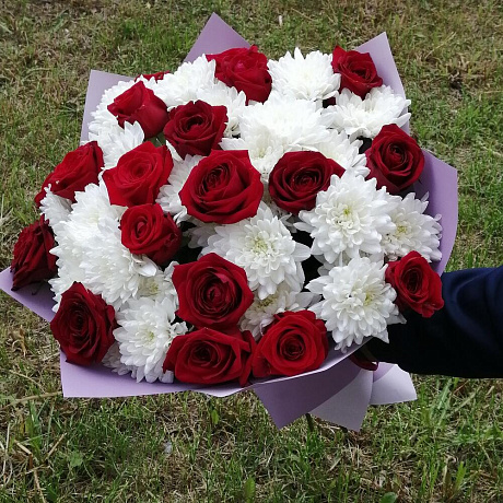 Букет из бордовых роз и хризантем - Фото 2