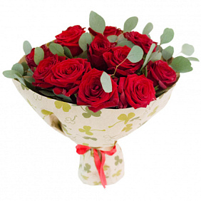Букет из 15 красных роз и эвкалипта
