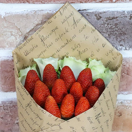 Букет комплимент. Белая Роза. Клубника. N907 - Фото 3