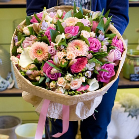 Букет цветов "Кремовая фуксия"