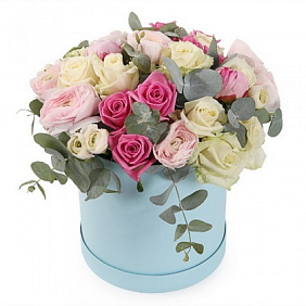 Букет из 25 белых и розовых роз в шляпной коробке Тиффани