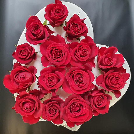 Красные розы в подставке в форме сердца с колбами - Фото 3