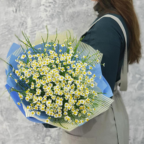 Летний букет ромашек в голубой упаковке №160 - Фото 4