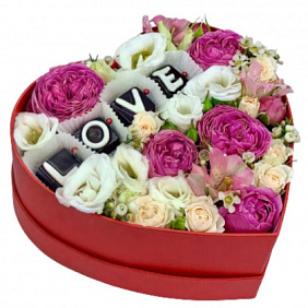Цветы в коробке «LOVE»