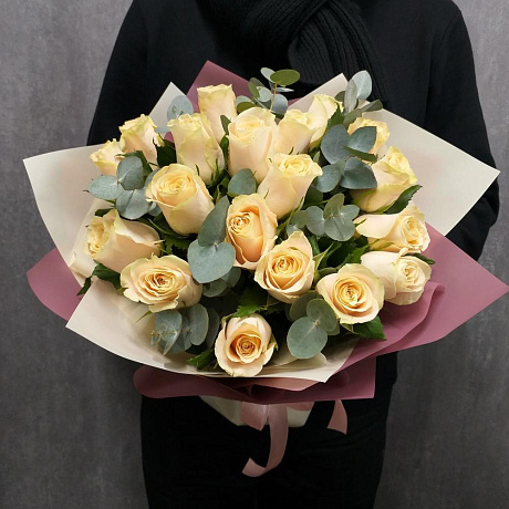 Букет из кремовых роз с эвкалиптом - Фото 3