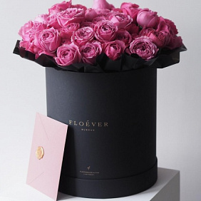 Букет из роз Мисти Бабблз в черной шляпной коробке XL