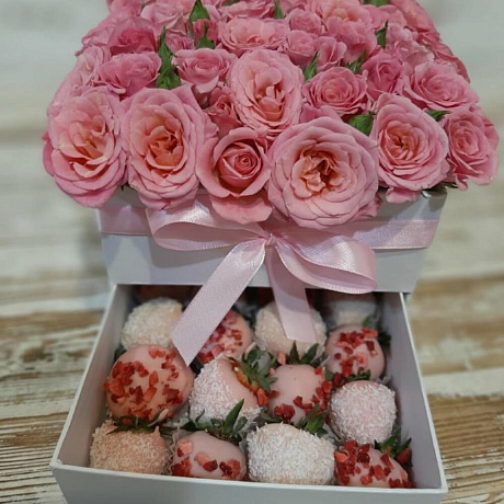 Букет с клубникой в шоколаде и кустовыми розами в коробке 47 - Фото 2