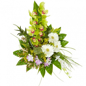 Букет из орхидей, гербер и декоративной зелени