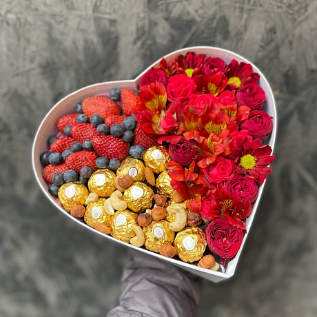Коробка сердце с конфетами орехами и ягодами клубники и черники - Фото 4