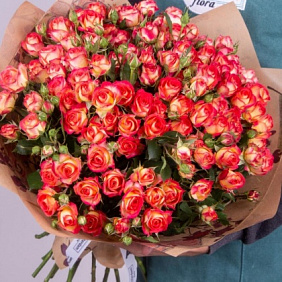 Букет из красных кустовых роз №160