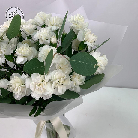 Монобукет из белых кустовых диантусов с эвкалиптом - Фото 2