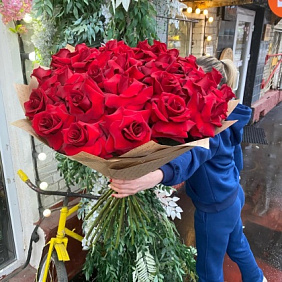 Букет цветов "Шикарная Red Naomi"