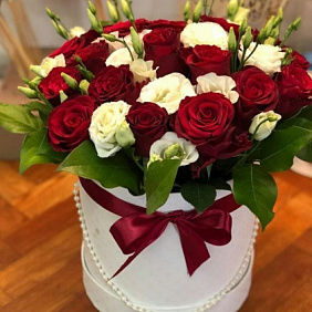 Цветы классика в шляпной коробке