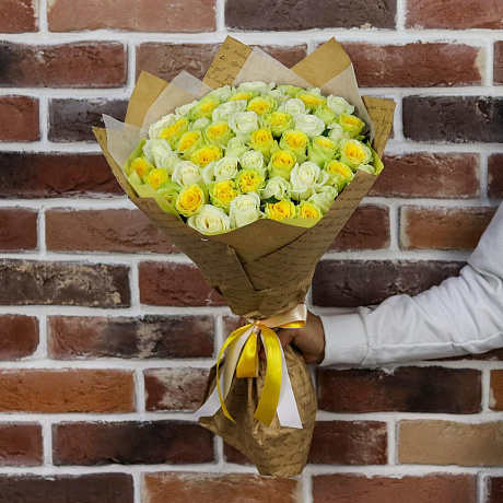Букет из 51 белой и желтой розы (50 см). N899 - Фото 2