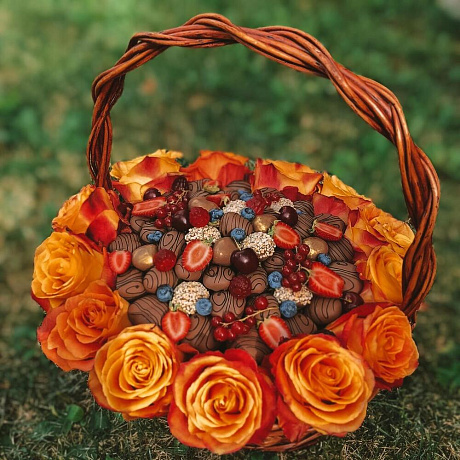 Корзина с цветами и клубникой в шоколаде - Фото 3