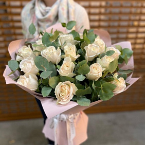 Букет белых роз с эвкалиптом