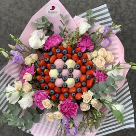 Букет с клубникой в шоколаде и цветами