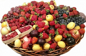 Огромная корзина ягод и фруктов Фантазия