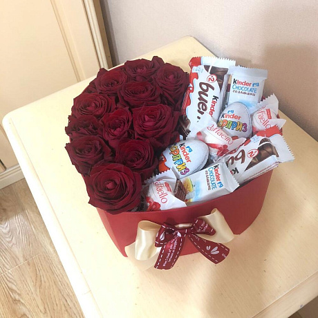 Розы в коробке с киндер шоколадом - Фото 3