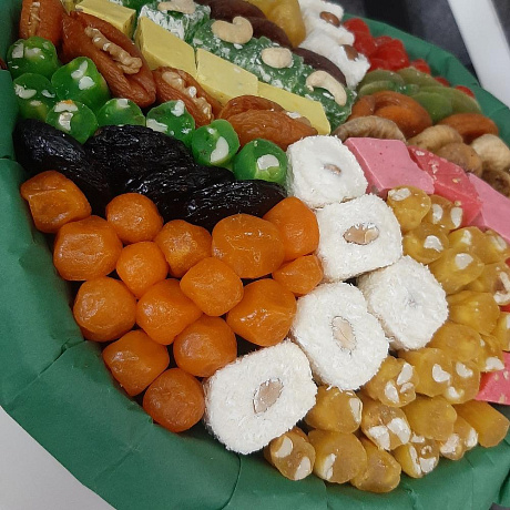 Сухофрукты и сладости в корзине - Фото 5