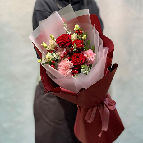 Яркий букет с розами и ажурным лизиантусом - Фото 3