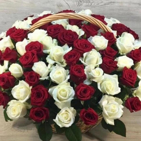 Корзина из 101 красно-белой розы - Фото 2