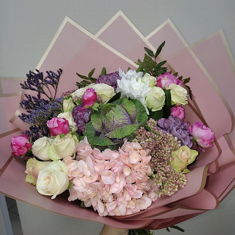 Красивый букет с Гортензией, брассикой, ассорти роз и цветами - Фото 3