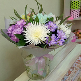 Букет хризантем и эвкалипта