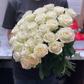 Букет из 31 белых роз