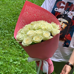 19 белых роз в фомиаране с сеткой