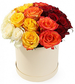 Букет из 25 разноцветных роз в средней шляпной коробке №2