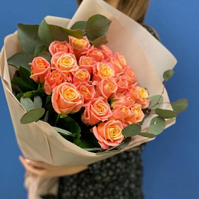 Букет из 25 персиковых роз зеленью
