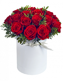 Букет из 17 красных роз с фисташкой в средней шляпной коробке