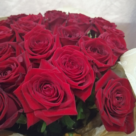 Букет  бордовый роз в крафте - Фото 4