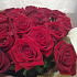 Букет  бордовый роз в крафте - Фото 4