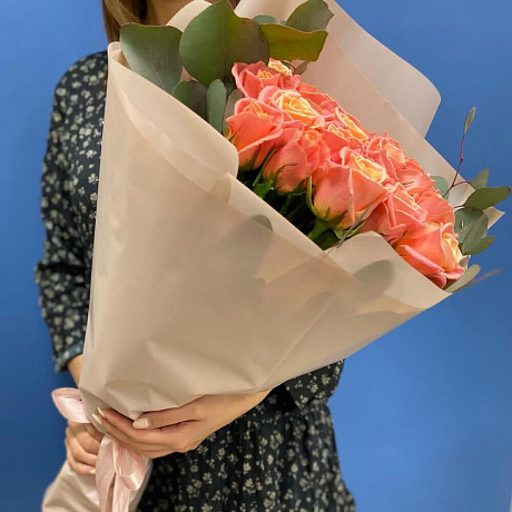 Букет из 25 персиковых роз зеленью - Фото 2