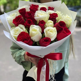 Букет из 25 красных и белых роз