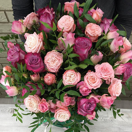 Кустовые розы микс в бархатной коробке - Фото 5