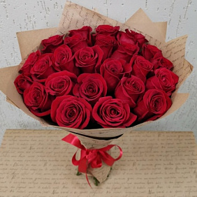 Букет из 25 роз в крафтовой бумаге