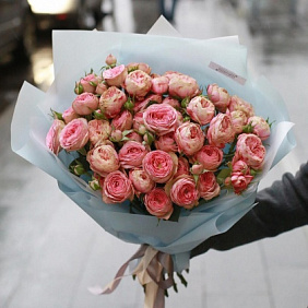 Букет из 11 розовых кустовых пионовидных роз в дизайнерской упаковке
