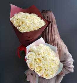 Букет из 19 белых роз в дизайнерской упаковке