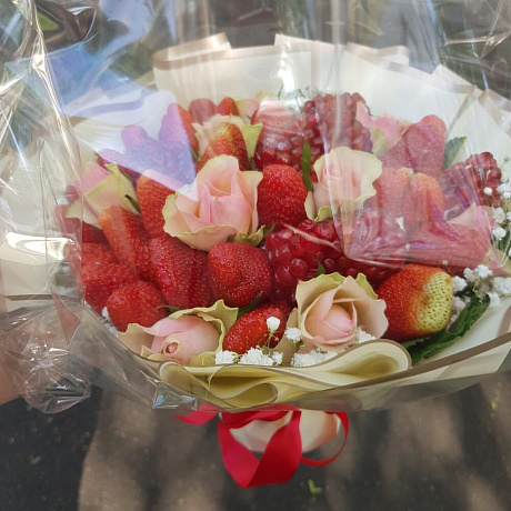 Букет цветов Клубника, гранат, цветы - Фото 3